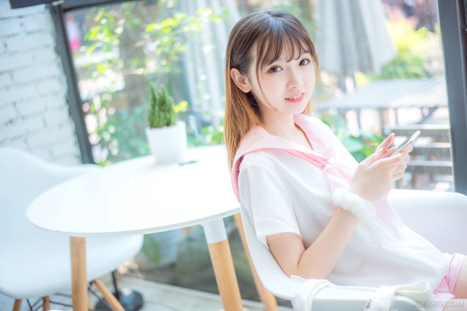 “夫君~”一名美妇带着一股慵懒的风情来到刘璝身后，轻声唤道。